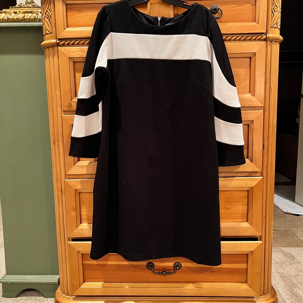 Gabby Skye Black and White Long Sleeve Dress Sz 16